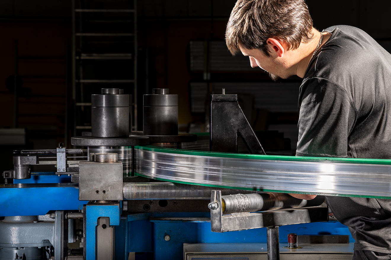 Fertigung und Profilbearbeitung: Biegen eines Aluminiumprofils