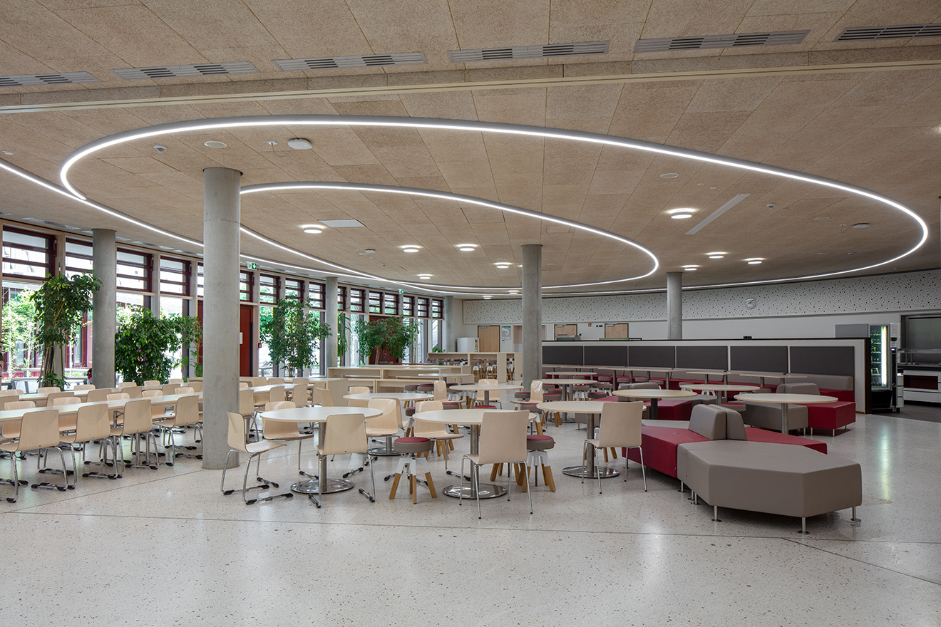 Referenzprojekt: Lichtband in der Mensa eines Gymnasiums